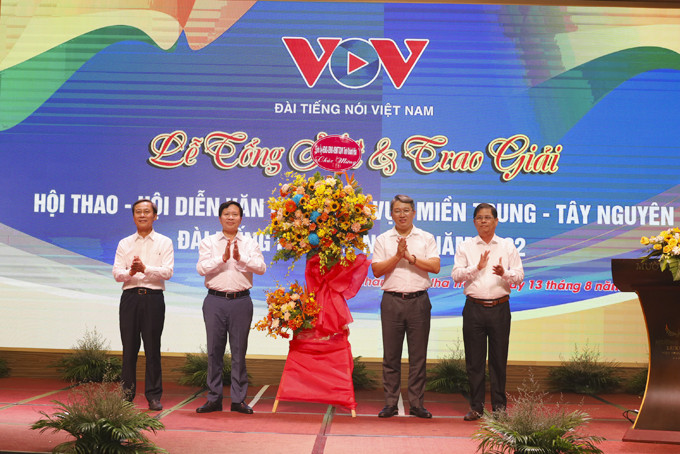 Ông Nguyễn Hải Ninh và ông Nguyễn Tấn Tuân tặng hoa chúc mừng nhân kỷ niệm 77 năm ngày thành lập VOV