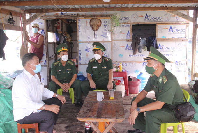 Cán bộ Đồn Biên phòng Cửa khẩu cảng Nha Trang tuyên truyền pháp luật cho ngư dân.