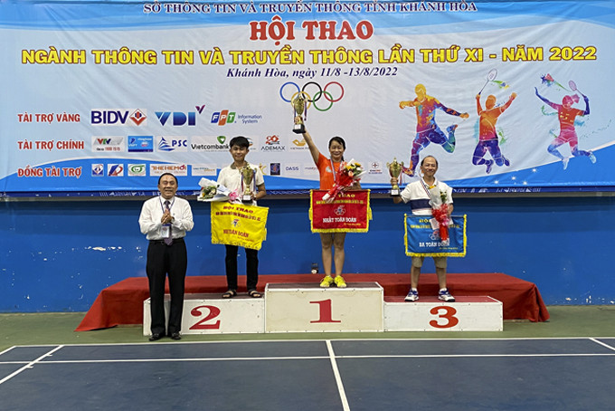 Ông Phạm Duy Lộc - Giám đốc Sở Thông tin và Truyền thông, Trưởng Ban tổ chức hội thao trao cờ toàn đoàn cho các đơn vị đạt giải. 