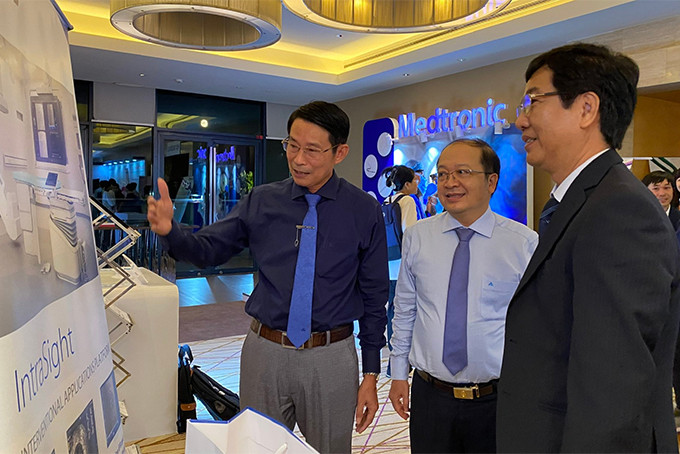 Ông Đinh Văn Thiệu - Phó Chủ tịch UBND tỉnh (bìa trái) tham quan thiết bị mới trong điều trị tim mạch được giới thiệu tại hội nghị