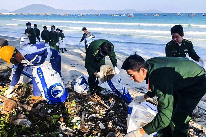 Đoàn viên, thanh niên Bộ đội Biên phòng tỉnh  tham gia chiến dịch “Hãy làm sạch biển”. 