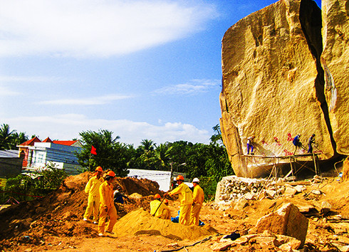 Nổ mìn phá tảng đá nghìn tấn uy hiếp người dân tại  phường Ngọc Hiệp,  TP. Nha Trang (năm 2013).