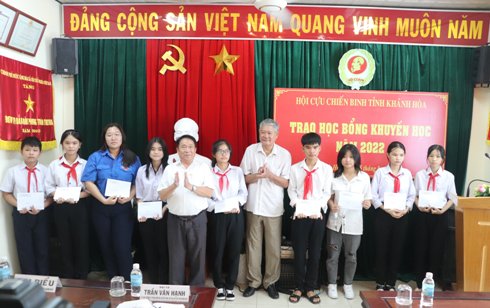 Ông Trần Văn Hạnh và Tiến sĩ Trần Quang Mẫn trao học bổng cho các em học sinh, sinh viên.