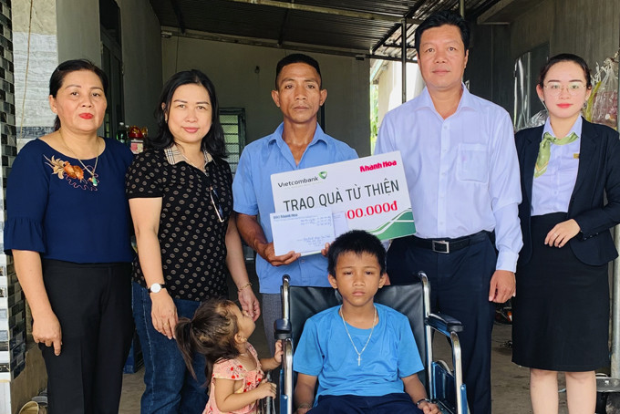 Representatives of Khanh Hoa Newspaper and Vietcombank Nha Trang and leadership of Suoi Cat Commune offering money to Cao Dinh’s family