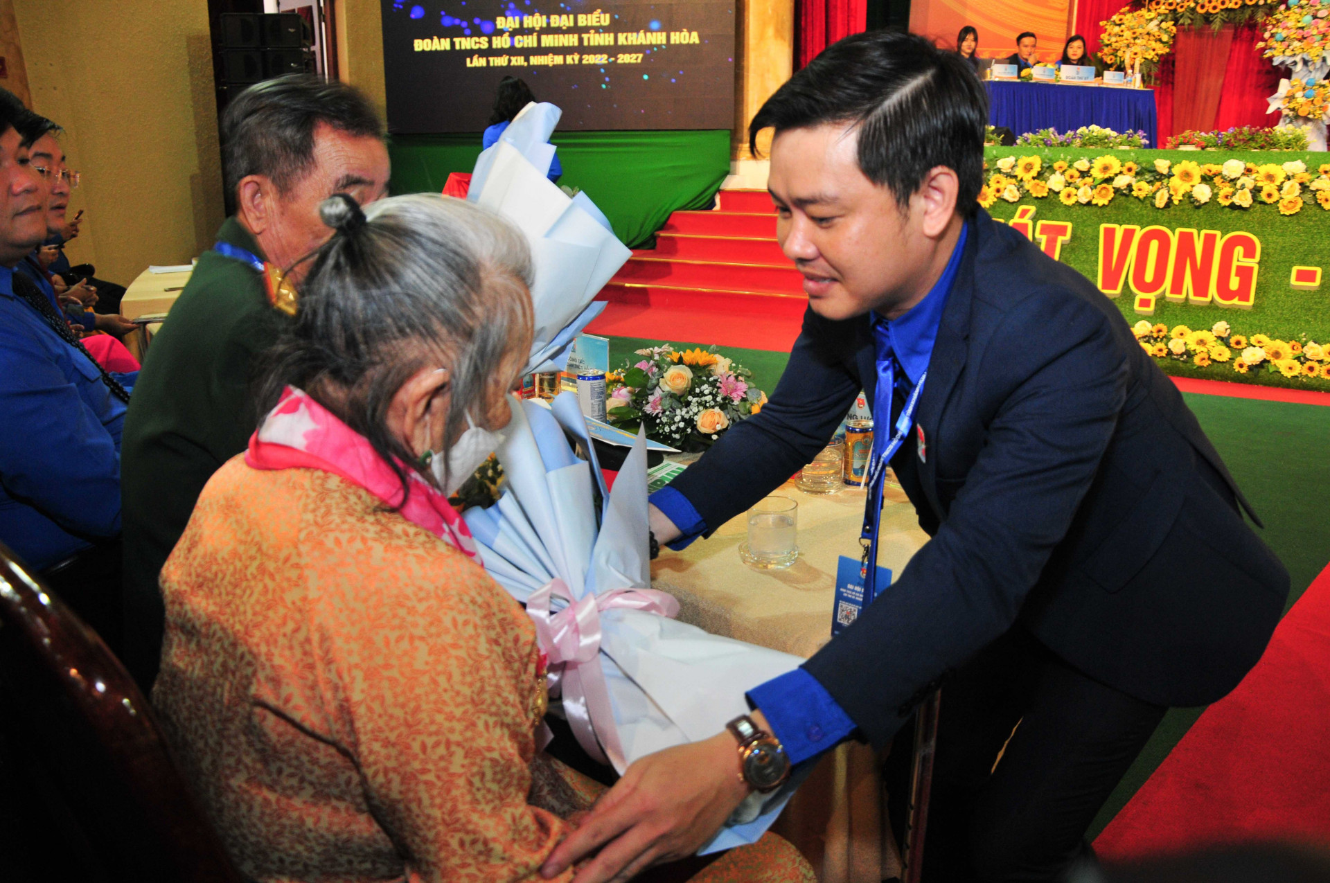 Bí thư Tỉnh đoàn Bùi Hoài Nam trao quà cho Mẹ Việt Nam anh hùng và Anh hùng lực lượng Vũ trang nhân dân