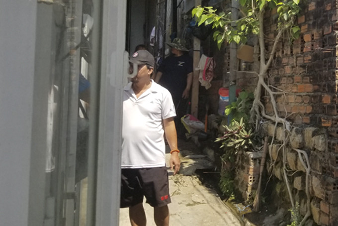 Trinh sát ma túy cải trang, tiếp cận mục tiêu  là căn nhà trong hẻm đường 2-4, phường Vĩnh Hải.