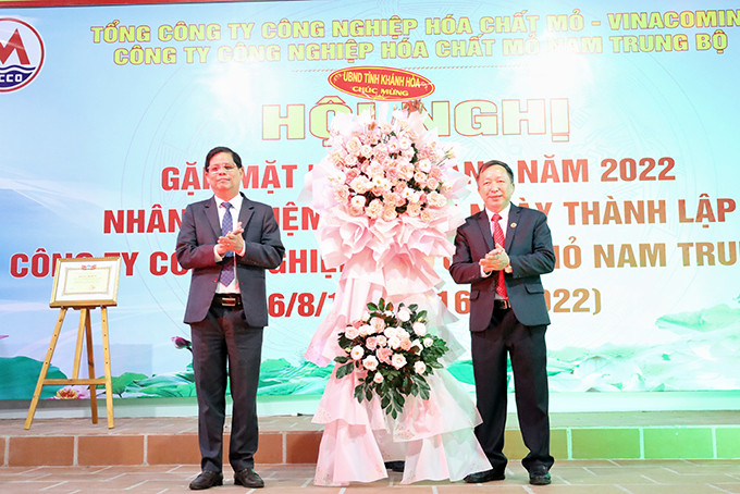 Ông Nguyễn Tấn Tuân trao hoa chúc mừng Công ty Công nghiệp Hóa chất Nam Trung Bộ nhân kỷ niệm 25 năm ngày thành lập.