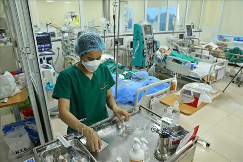 Nhân viên y tế chăm sóc, điều trị cho bệnh nhân COVID-19 nặng tại Khoa Hồi sức tích cực (Bệnh viện Bệnh Nhiệt đới Trung ương). Ảnh: Minh Quyết/TTXVN