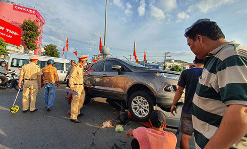 Cảnh sát giao thông tiến hành điều tra hiện trường