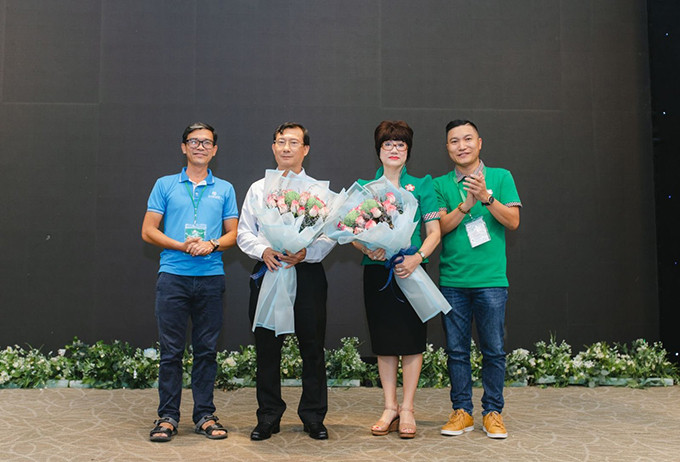 Lãnh đạo ATA Group và ATA Nha Trang tặng hoa cảm ơn các diễn giả