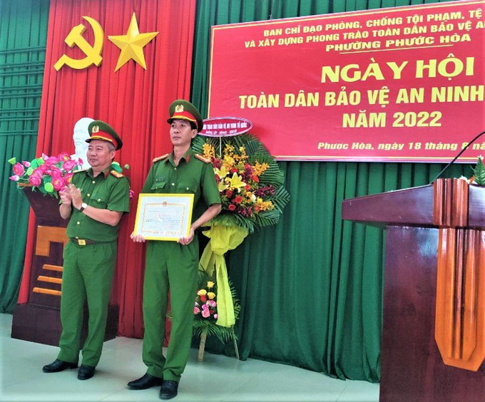 Phó công an TP Nha Trang trao giấy khen cho Trưởng CA phường