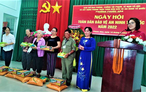 Lãnh đạo UBND phường Phước Hòa trao quà cho hộ nghèo.