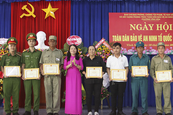  Lãnh đạo UBND phường Vĩnh Hòa trao giấy khen cho các cá nhân có thành tích xuất sắc. 