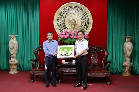 Đồng chí Nguyễn Minh Vũ tặng quà lưu niệm cho Vùng 4 Hải quân.