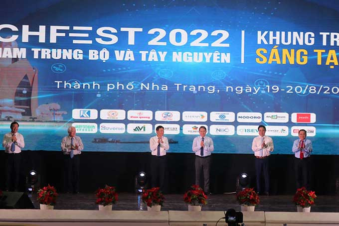 Các vị lãnh đạo nhấn nút khai mạc TechFesh 2022