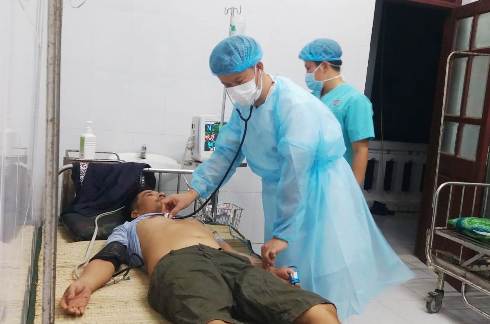 Bệnh xá đảo Song Tử Tây cấp cứu ngư dân gặp nạn trên biển