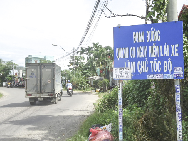 Dán rao vặt trên biển báo