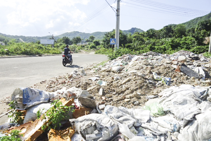 Đổ rác, xà bần nơi hành lang đường bộ