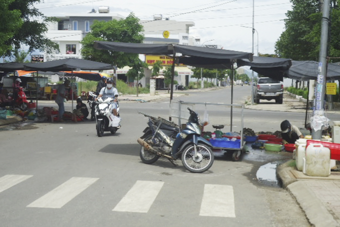 Buôn bán giữa lòng đường