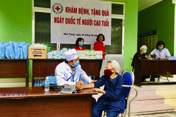 Hội Chữ thập đỏ TP. Nha Trang tổ chức khám sức khỏe cho người cao tuổi. 