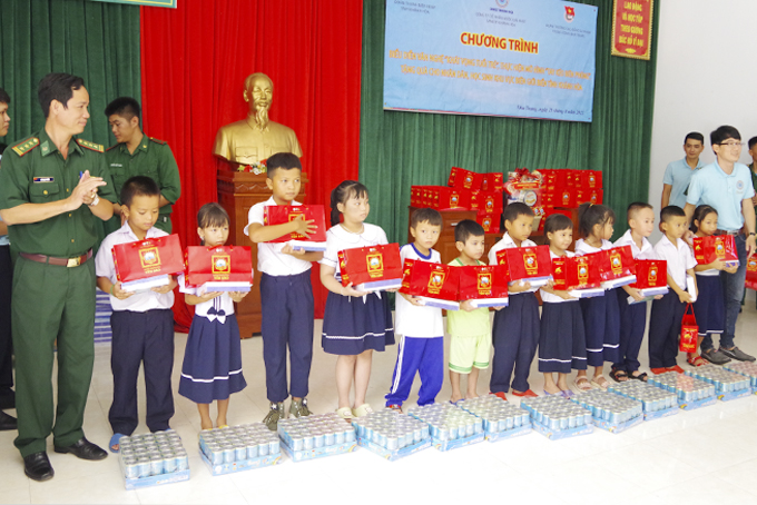 Tặng 80 phần quà tại đảo Bích Đầm