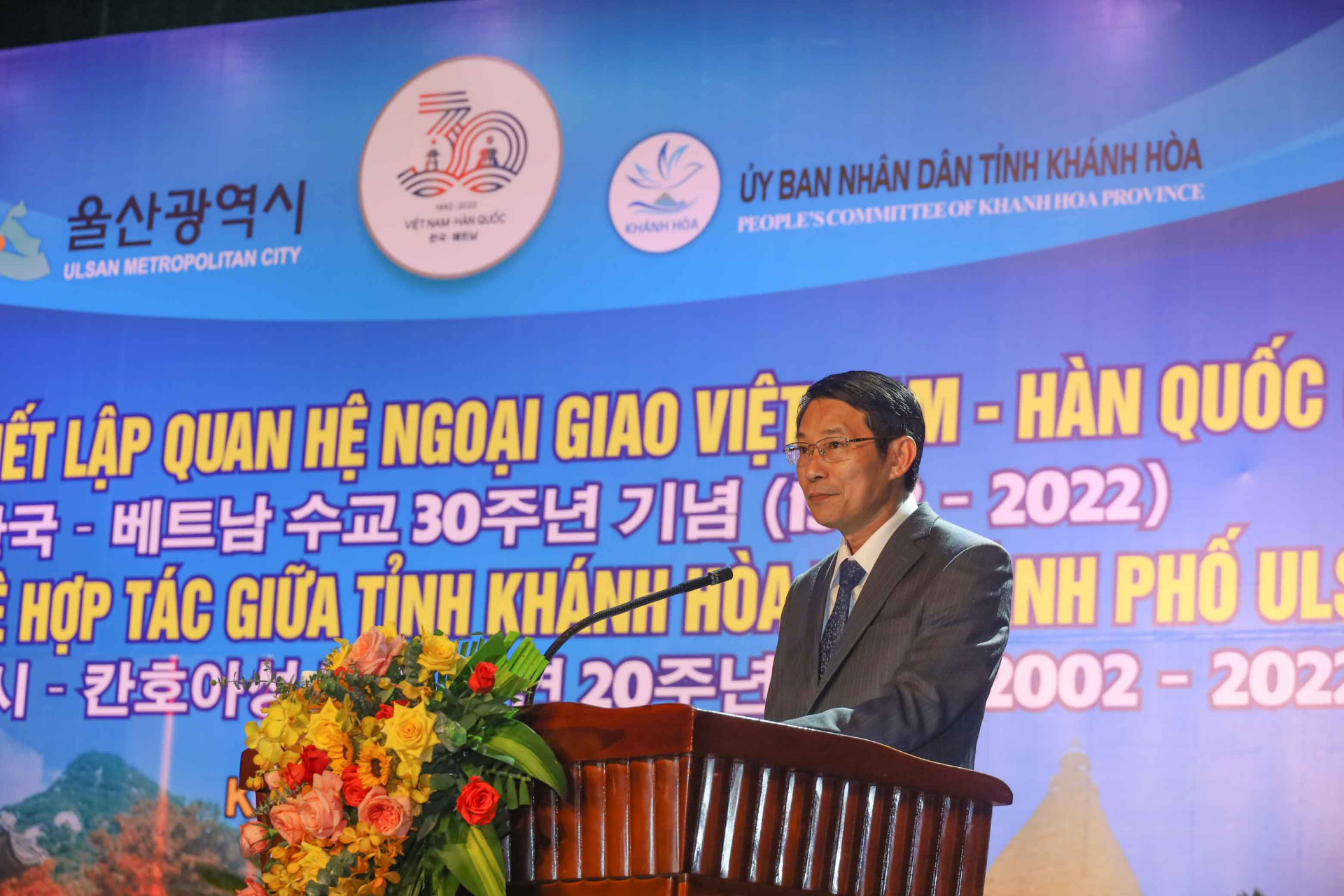 Dinh Van Thieu delivering speech at the program