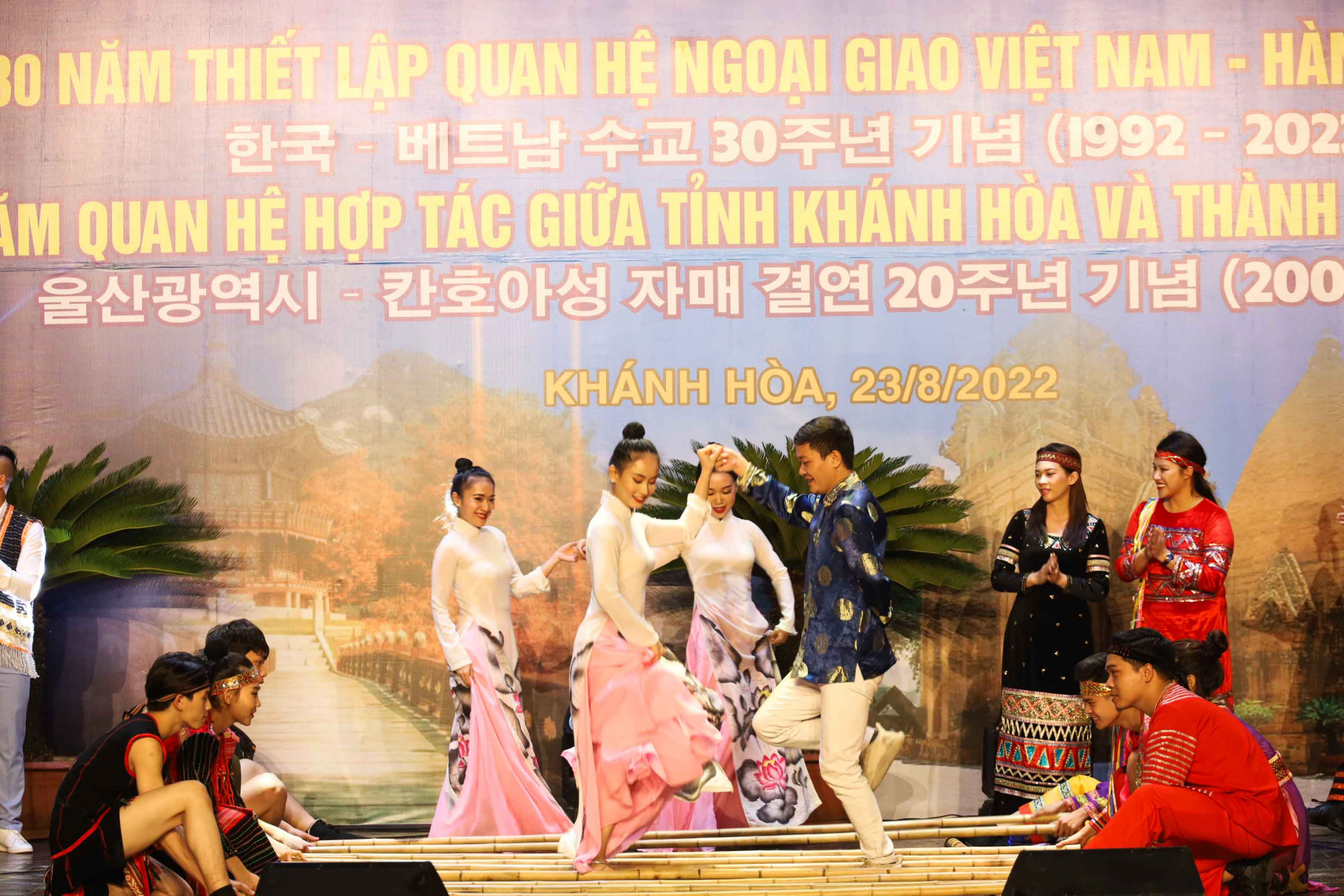 Vietnam’s bamboo dance performed by Hai Dang Song and Dance Troupe