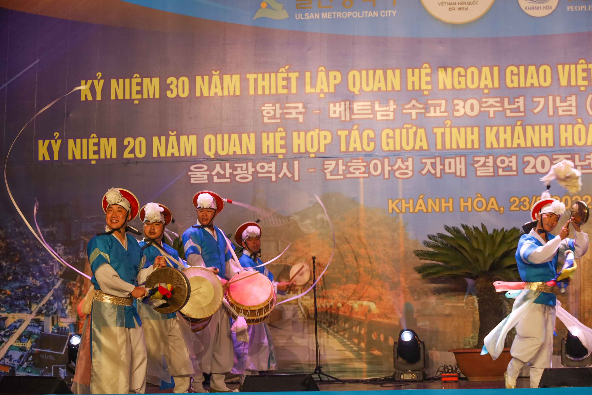 Ulsan City’s artists performing traditional dance with musical instruments