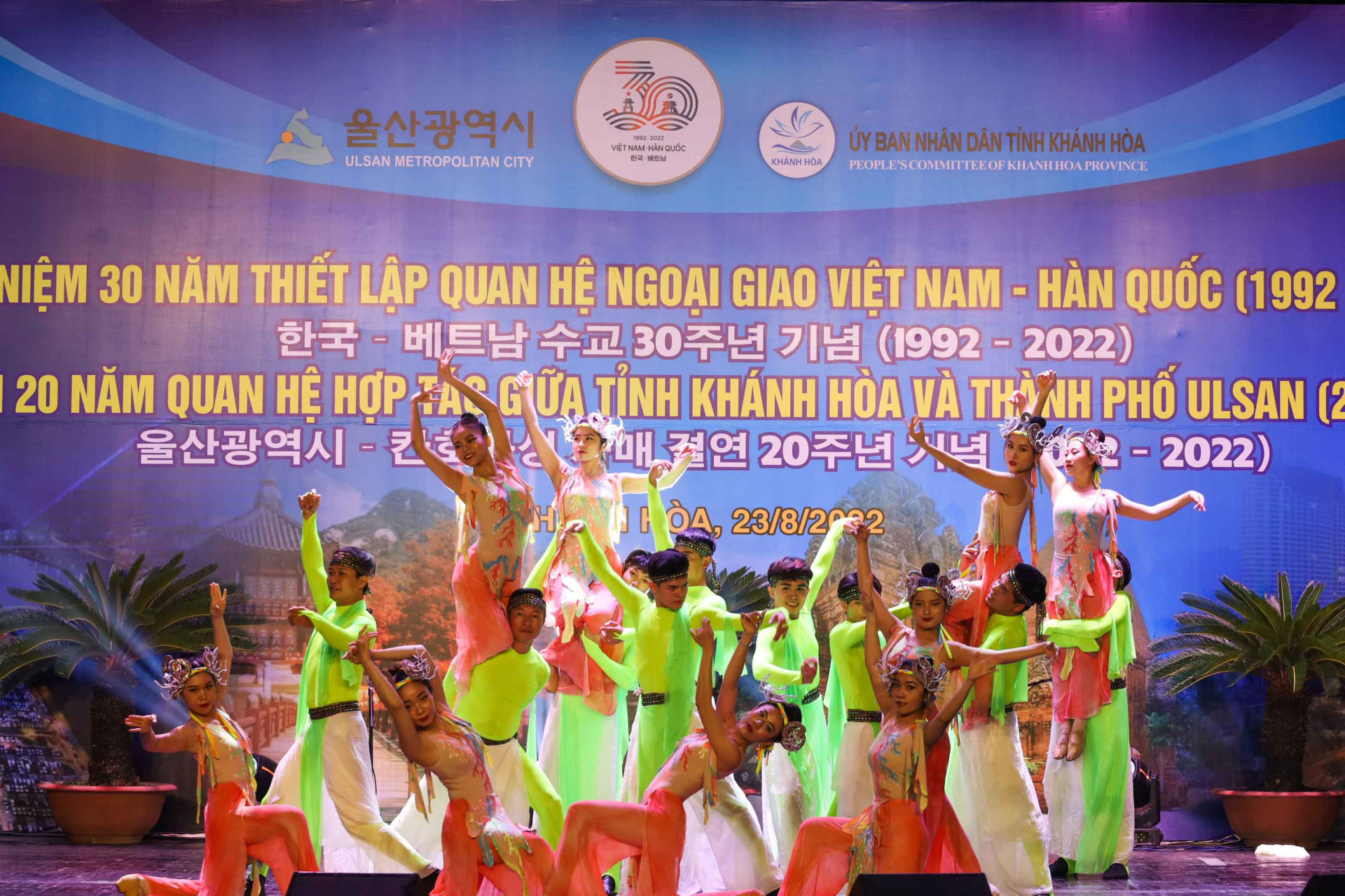 Contemporary dance of Hai Dang Song and Dance Troupe