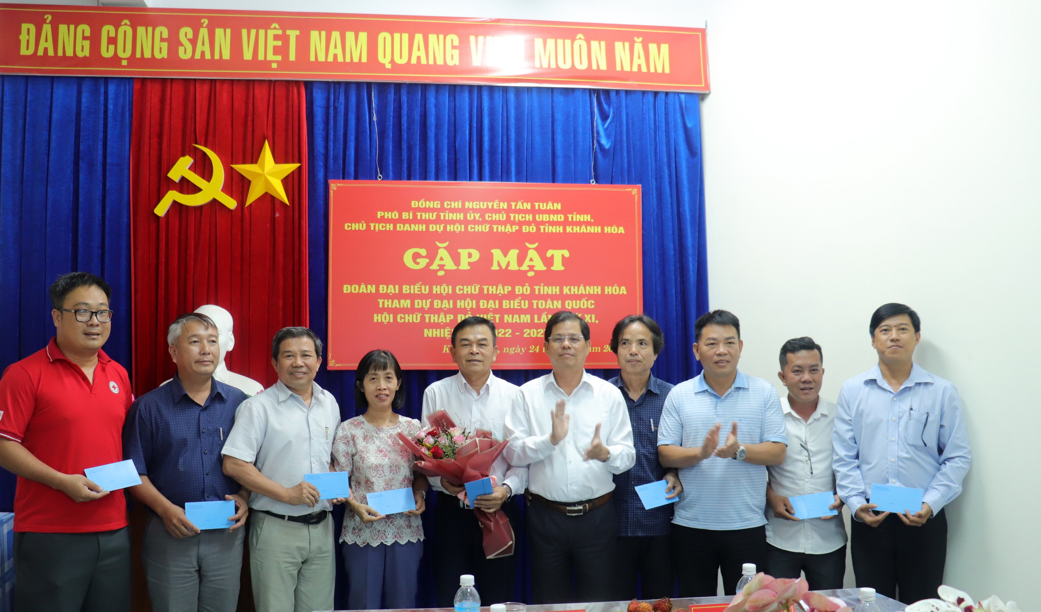 Ông Nguyễn Tấn Tuân tặng quà và cho các đại biểu.