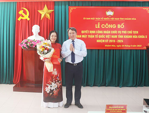 Ông Nguyễn Hải Ninh trao quyết định cho bà Trần Thu Mai.
