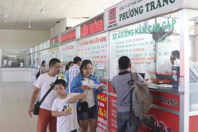 Ông Lê Hồng Sơn - Phó Giám đốc Chi nhánh Vận tải đường sắt Nha Trang cho biết, trong dịp nghỉ lễ 2-9, ngành Đường sắt chạy hàng ngày 6 đôi tàu, trong đó có 4 đôi tàu Thống nhất và 2 đôi khu đoạn; đồng thời, chạy tăng cường thêm 4 đôi tàu khu đoạn tuyến Nha Trang - TP. Hồ Chí Minh và ngược lại. Bình quân mỗi ngày khách đi tàu thuộc chi nhánh khoảng 1.600 khách; dịp nghỉ lễ, lượng khách sẽ tăng khoảng 50% so với ngày thường. Hiện nay, vé đi tàu đã cơ bản bán hết, chỉ còn một số ít ghế và giường nằm tầng 3, khoang 6 giường.