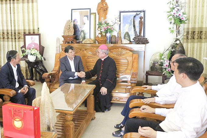 Ông Nguyễn Tấn Tuân thăm Giám mục Giuse Võ Đức Minh tại Tòa Giám mục Giáo phận Nha Trang.