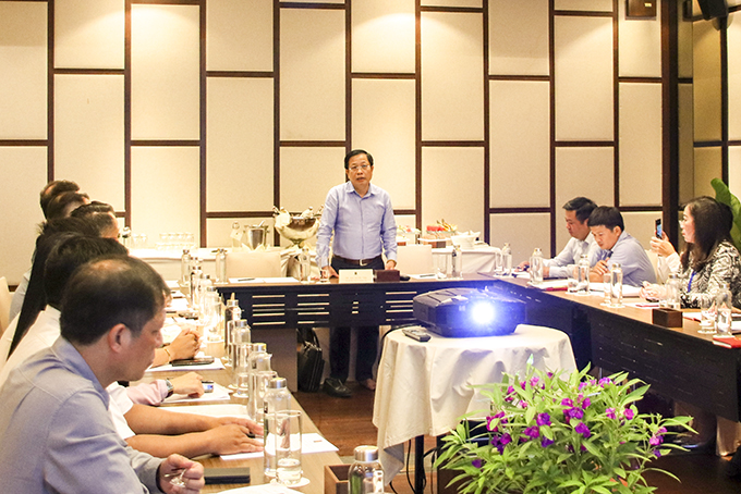 Ông Hà Quốc Trị - Phó Bí thư Tỉnh ủy, Trưởng đoàn Đại biểu Quốc hội tỉnh Khánh Hòa làm việc với 2 doanh nghiệp du lịch về công tác phát triển đảng