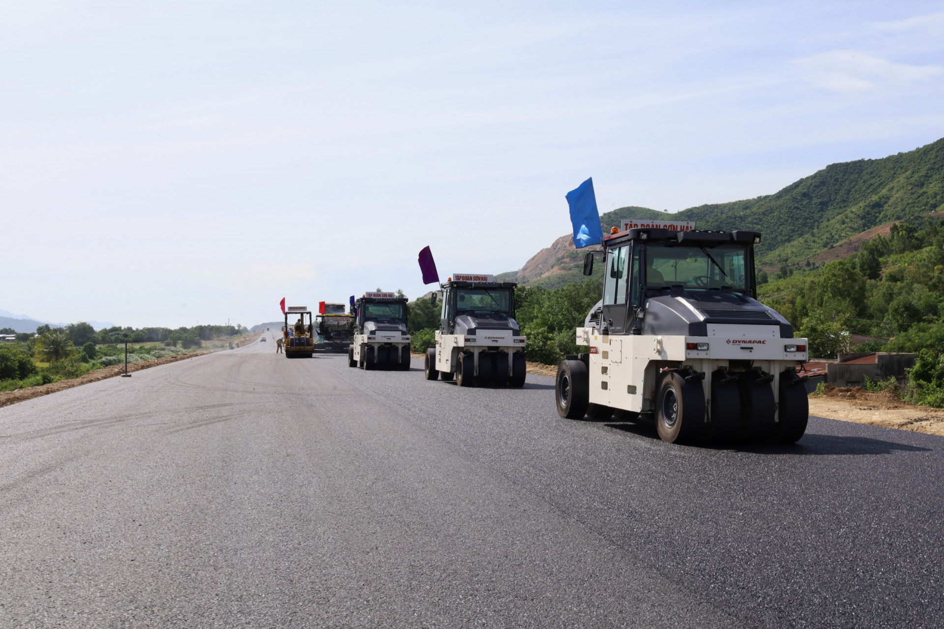 Thi công tại dự án cao tốc Nha Trang - Cam Lâm.