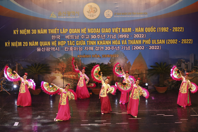 Fan dance performed by Ulsan artists