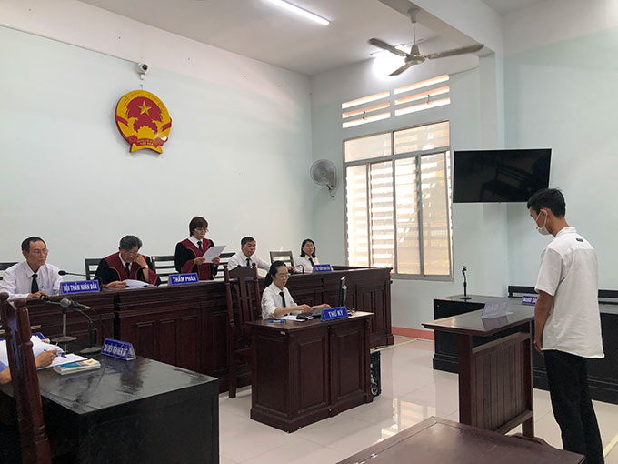 Dùng dao giải quyết chuyện... cùng thương 1 bạn gái!