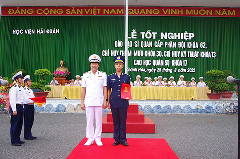 Tổ chức lễ tốt nghiệp và trao bằng tốt nghiệp cho học viên