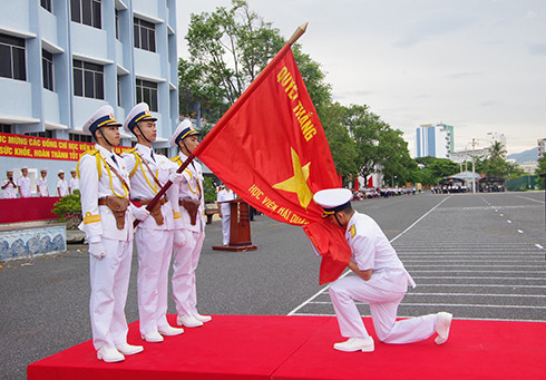 Đại diện học viên khóa 62 tuyên thệ dưới quân kỳ