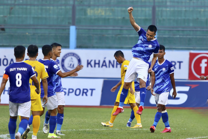 Khanh Hoa FC players celebrating after scoring in the match with Dak Lak