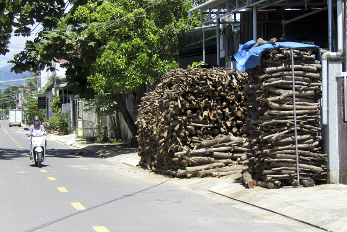 Vỉa hè thành nơi để củi