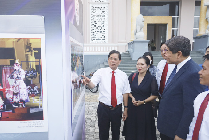 Nguyen Tan Tuan, Deputy Secretary of Khanh Hoa Provincial Party Committee, Chairman of the Provincial People's Committee, contemplating the photos at the exhibition