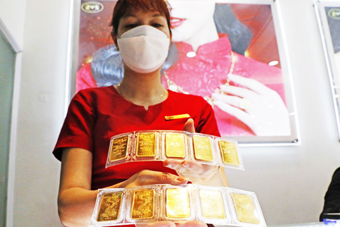 Sản phẩm vàng miếng được bày bán tại một doanh nghiệp kinh doanh vàng. (Ảnh: TTXVN)