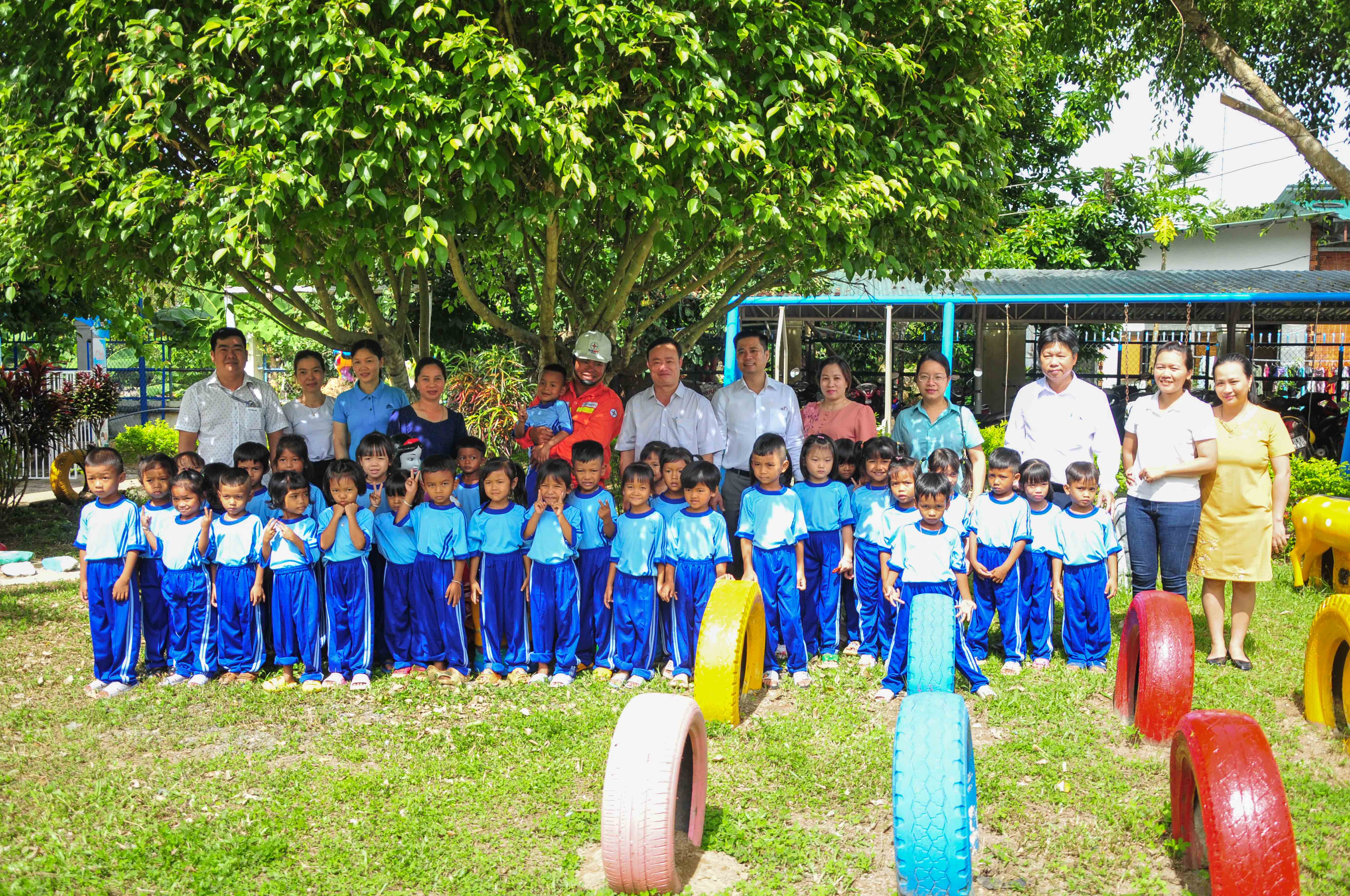 Trao quà hỗ trợ học sinh, trường học tại xã Sơn Trung