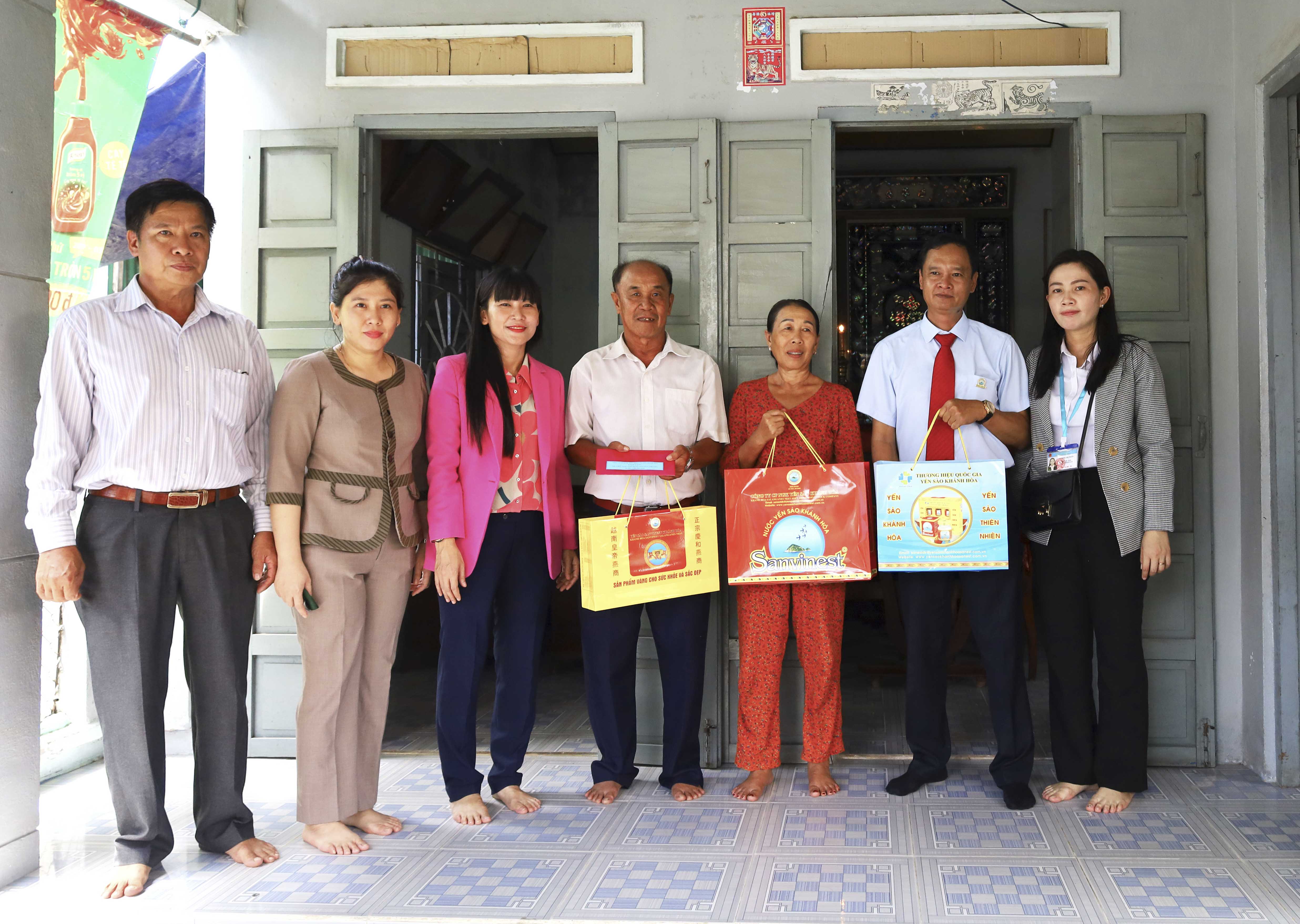 Lãnh đạo công thăm, tặng quà Mẹ Việt Nam Anh hùng