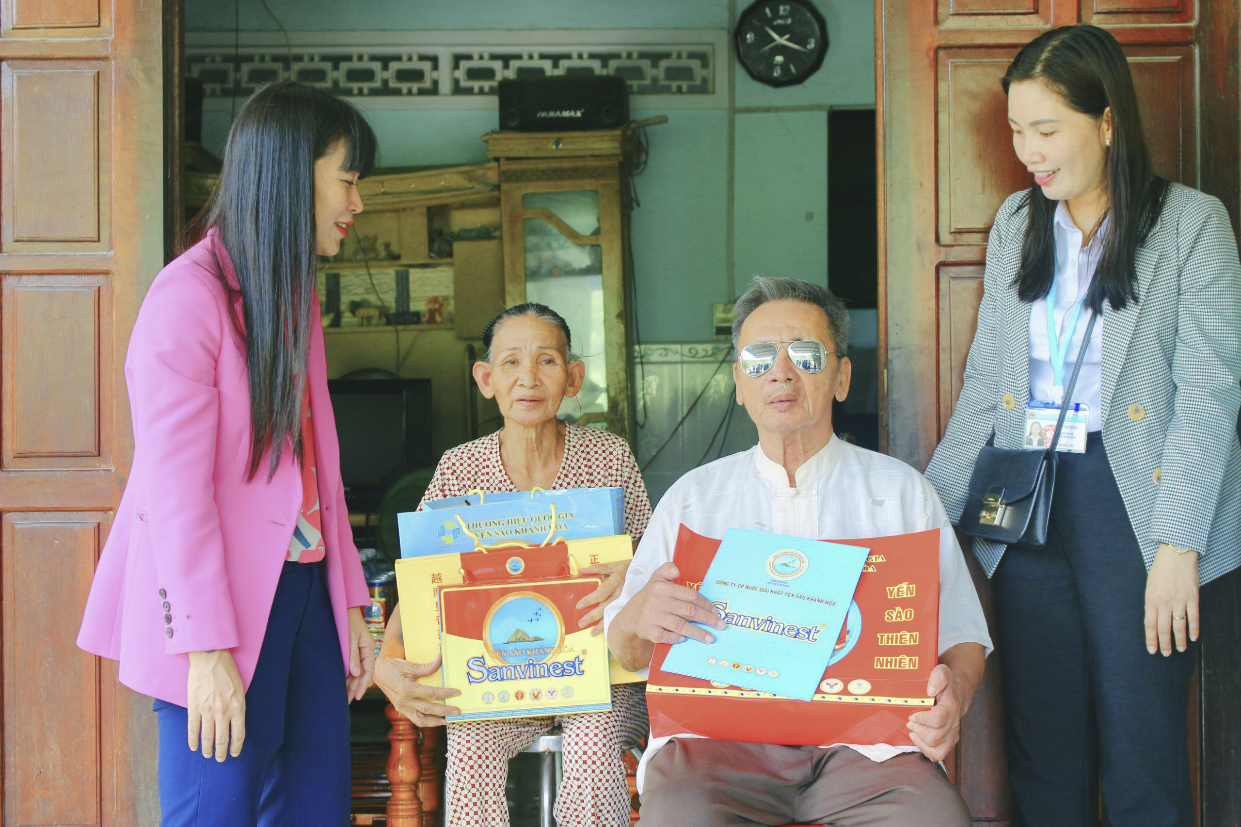 Tặng qùa gia đình thương binh Nguyễn Văn Hoàng