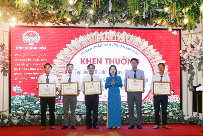 5 tập thể nhận bằng khen của UBND tỉnh.