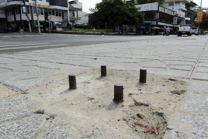 Bu lông trên đường đi bộ