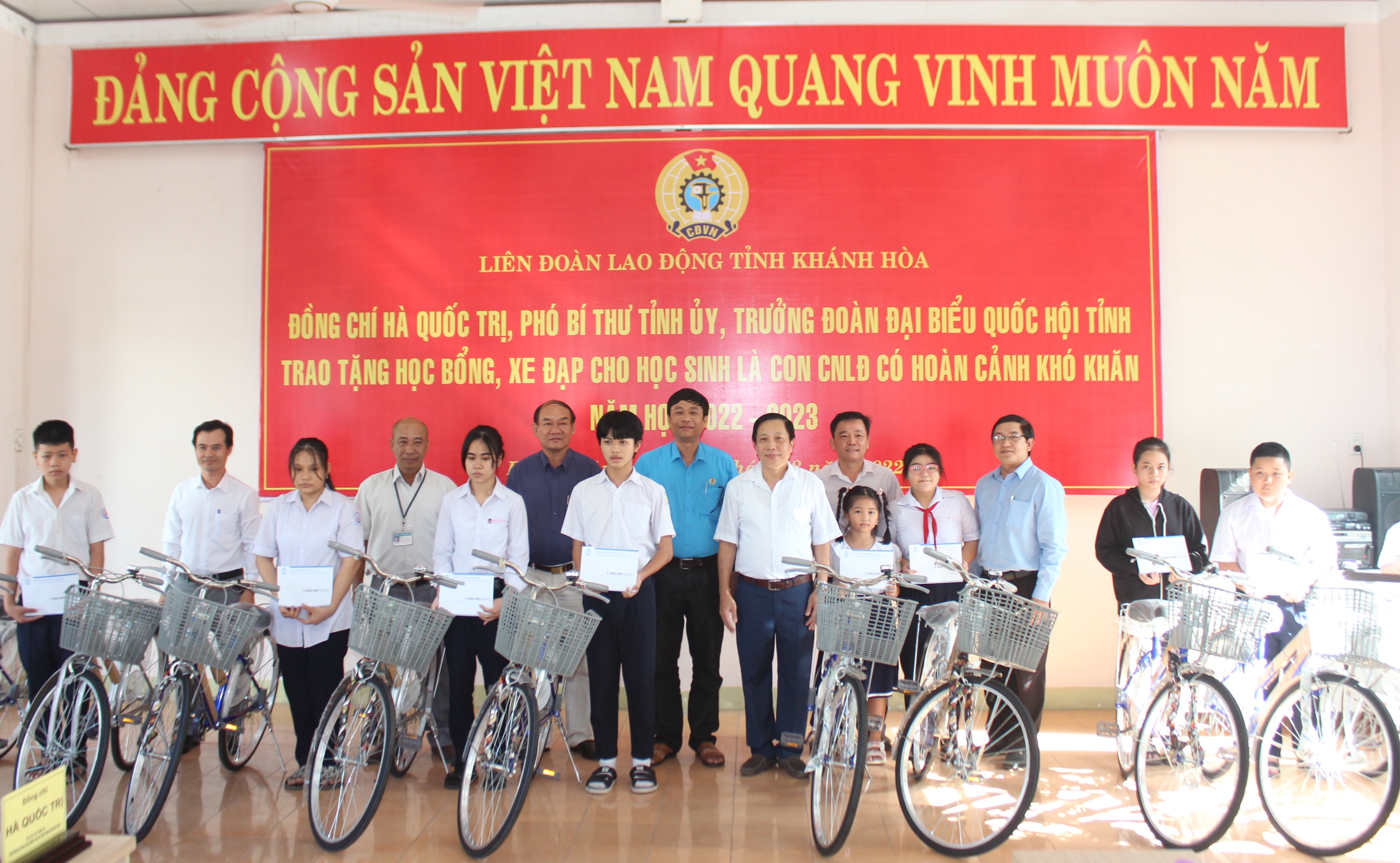 Trao 20 suất học bổng và 20 chiếc xe đạp cho học sinh là con công nhân