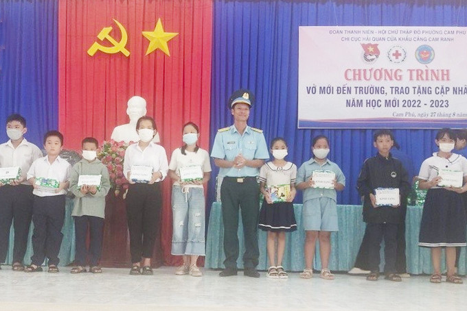  Đại diện Tiểu đoàn 114 tặng quà cho học sinh.